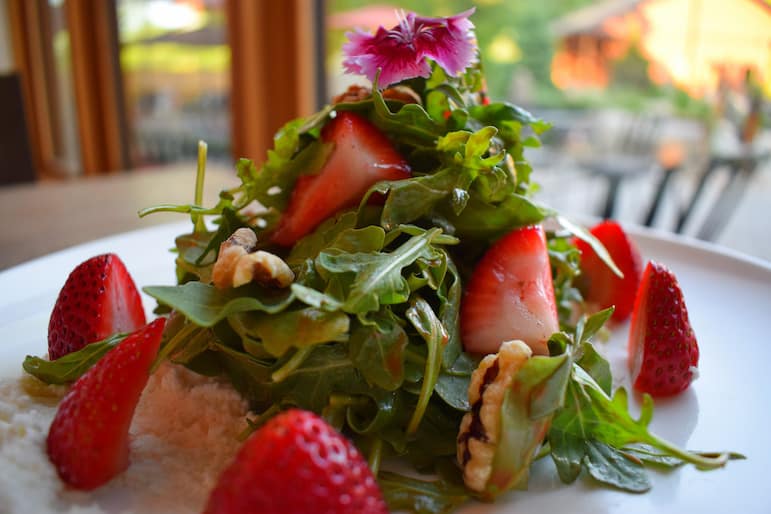 The delectable strawberry and walnut salad at Restö
