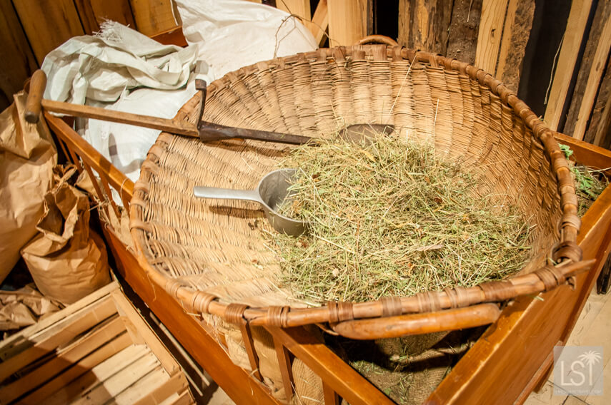  シュナップスを作るために使われる様々な種類の干し草