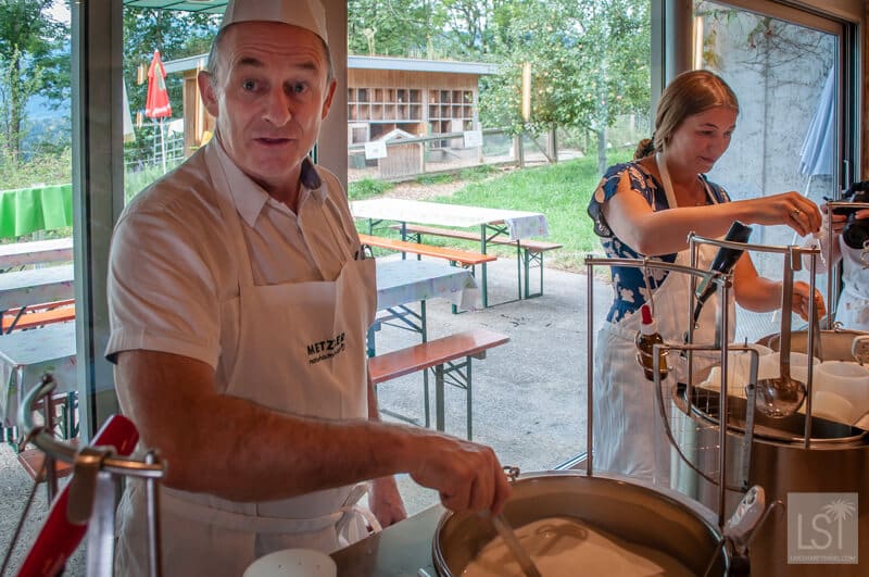 Terry à sa station de fabrication de fromage à la laiterie Metzler près de la ville d'Egg